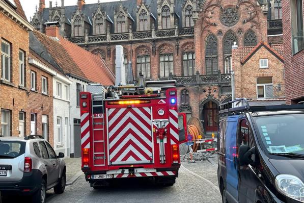 In de Kapellestraat en Sint-Jorisstraat in Brugge werd maandagavond 19 april een sterke gasgeur waargenomen.© JVM