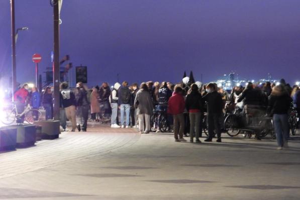 Tijdens de paasvakantie troepten jongeren samen op de Knokse zeedijk en het strand.© Jan Van Maele