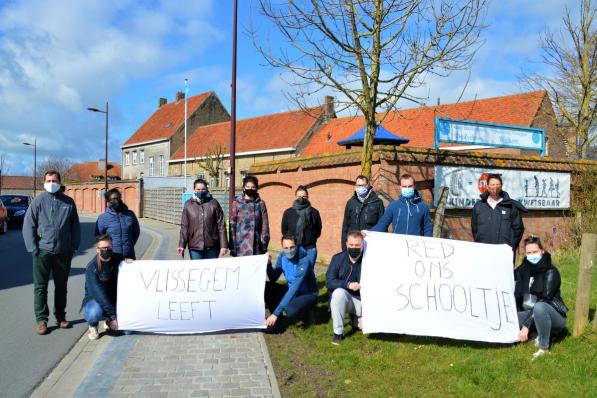 De ouders protesteerden onlangs nog met spandoeken tegen de sluiting van het wijkschooltje.©WK WK