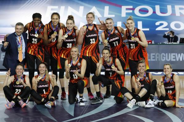Emma Meesseman (centraal met rugnummer 33) won al voor de vierde keer de EuroLeague basketbal.© REUTERS