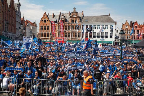 In 2018 konden de Club-supporters nog een gezellig feest bouwen op de Grote Markt.© Archief Belga