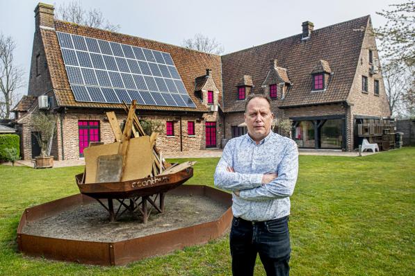 Manager Gino Seynhaeve in de imposante tuin van Acanthus: “Dit mag niet blijven duren. We zien ons spaarpotje slinken.”©JOKE COUVREUR