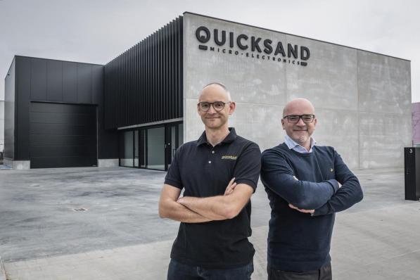 Lieven Hollevoet (links) en Steven Sanders poseren trots voor hun nieuw gebouw in de Ovenhoek 3. (foto SB)© Stefaan Beel
