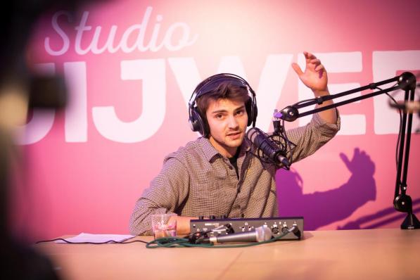 Nathan Naenen maakt een maand lang live radio met jongeren uit jeugdvoorzieningen.©Guillaume Van Laethem Agentschap Opgroeien