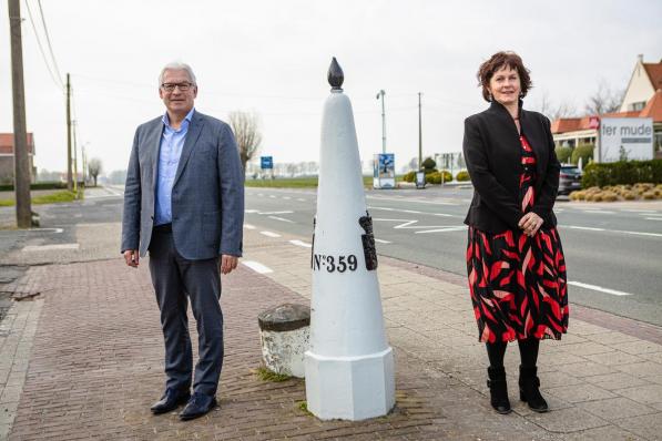 Piet De Groote en Marga Vermue bij de grensovergang tussen Knokke en Sluis.© Davy Coghe