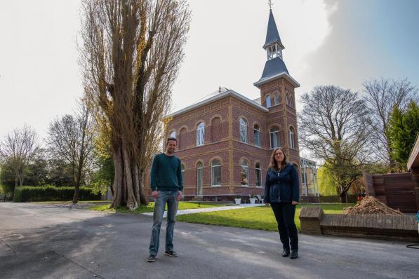 Archivaris Tijs Goethals en Jessy Clynckemaillie van de dienst cultuur bij het kasteel van de familie Schabaillie. (foto MD)©MICHAEL DEPESTELE