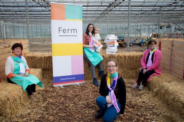 Marijke Deceuninck, Veerle Mol met Kato, Cathy Wydooghe en Ellen Pauwelyn van Ferm Gits zijn enkele bestuursleden die op 9 mei de ontbijtpakketten rondbrengen. (foto EV)©Emely Vanhaecke