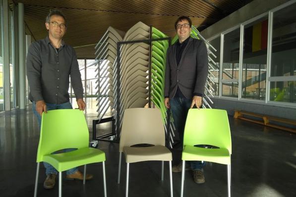 Schepen Bart Vanacker en burgemeester De Meyer met de nieuwe stoelen in De Galoye in Loker.© EF