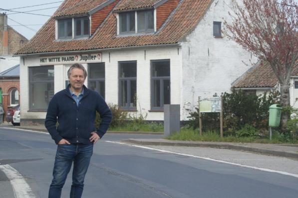 Hendrik Nelde zoekt een uitbater voor zijn nog verder te renoveren horecazaak, gelegen pal op de grens van Alveringem en Frankrijk.© AB