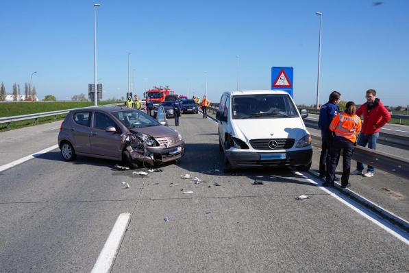 Een witte bestelwagen reed frontaal in op een kleine stadswagen, die aan het spookrijden was.© CLL
