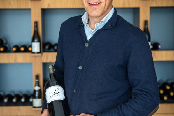 Thomas Pêtre etaleert trots zijn eigen wijn. (foto Frank)©Frank Meurisse Frank Meurisse