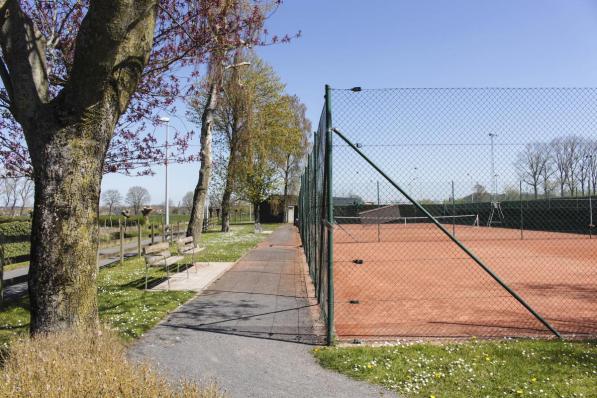 De tennisvelden moeten voor de weg en parking wijken.© HV