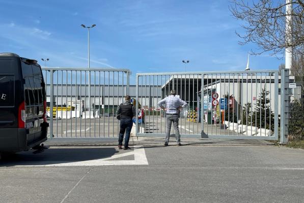 Mensen die een afspraak hadden, stonden onverwachts voor een gesloten poort.© JVMA
