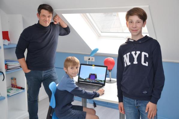 Op de foto herkennen we lesgever Brecht Bossuyt samen met zoon Bavo (10) en Seppe (13) die eveneens weg zijn van het spel Minecraft.©BR1 BRU