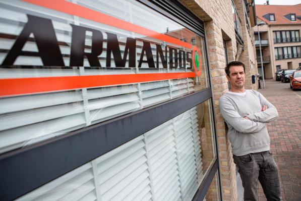 Diego Haems voor zijn zaak Armandos in de Gruttostraat. (foto Davy Coghe)