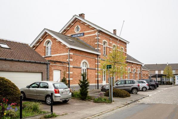 Het charmante stationsgebouw zou horeca kunnen huisvesten. (foto Davy Coghe)