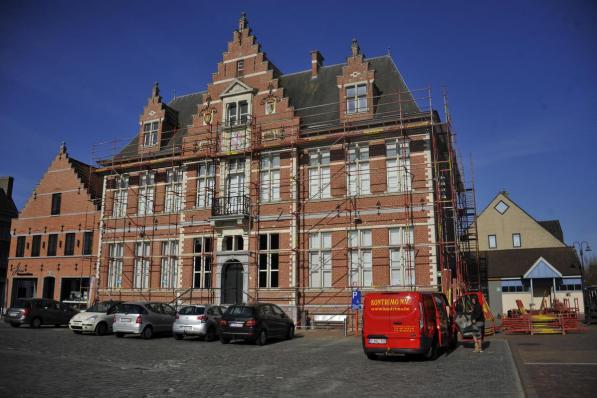 Het gemeentehuis in Oostkamp staat in de steigers.© GST