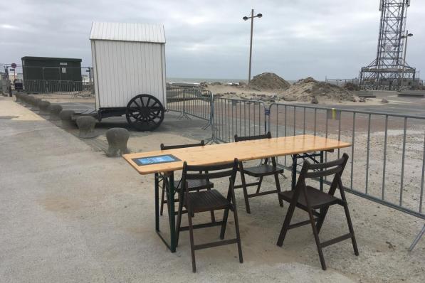 Middelkerke zoekt vrijwilligers om tafels en stoelen te ontsmetten tijdens het weekend.© LC