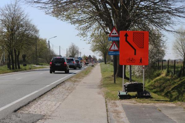 Het stuk van de Iepersteenweg tussen nr 89 en het kruispunt met de Wulvestraat op grondgebied Houthulst waarop niet meer gereden mag worden omdat de weg in te slechte staat is.© ACK