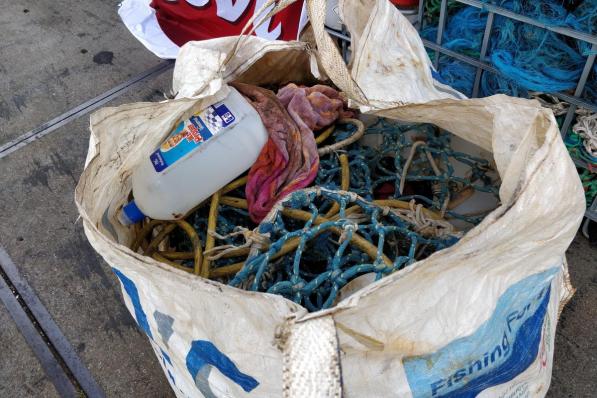 Vlaamse vissers brengen met het project ‘Fishing for litter’ steeds meer afval aan wal.© Belga