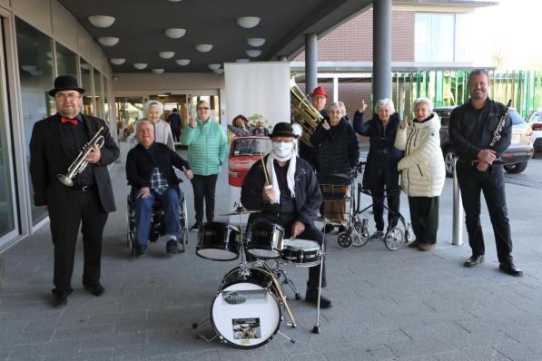 De band Chapeau Noir schept alvast lentesfeer. Vooraan links in de rolstoel bewoner Marcel Vanneuville.© MVO