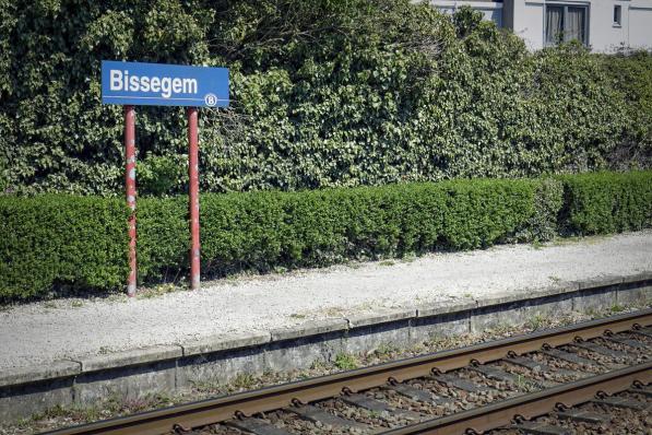 De feiten deden zich voor ter hoogte van Bissegem. Eén halte verder, in Wevelgem, zetten de daders het op een lopen.© cll