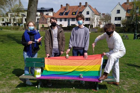 Een team van Groen Brugge plaatste alvast de regenboogvlag op een bankje in het Minnewaterpark in Brugge.