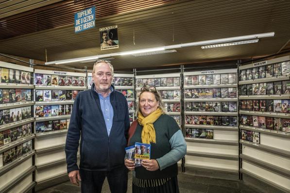 Bart Meulebrouck (56) en Griet Callens (55) van Roxy Center: “In 1985 betaalde je hier 125 oude Belgische frank voor een film, nu 3 euro. We zijn dus zelfs goedkoper geworden!”©STEFAAN BEEL Stefaan Beel