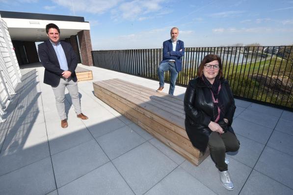 Directeurs Kristof Van Loock, Brenda Linskens en Chris Vandecasteele op het dak.©Edwin Fontaine