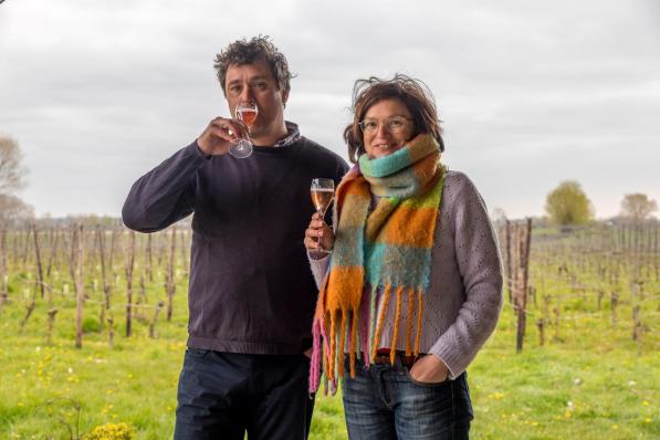 Emmanuel Audenaert en Daphné Van den Bussche nippen van een glaasje eigen schuimwijn. “We zijn klaar om nieuwe stappen te zetten.”©Wouter Meeus