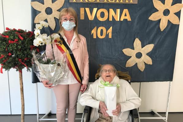 Ivona Vandaele en burgemeester Annick Vermeulen, die getrouwd is met Thiery Verbeke, de achterkleinzoon van Ivona. (foto BC)