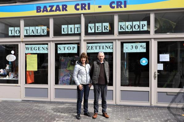 Christine en Frank Verstraete sluiten de deuren van Bazar Cri-Cri.© MVO