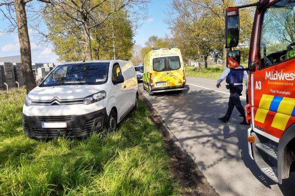 Het slachtoffer kreeg ter plaatse de eerste zorgen toegediend.© BF