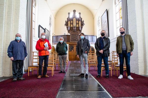 Het ‘Stalhilse’ orgel kreeg bezoek van een Nederlandse delegatie. We herkennen Ronny Van Litsenburgh, Erik Blauwet, Honoré Vandecasteele, Gerard Boot, Bram De Wolf en André Poortvliet.© Davy Coghe