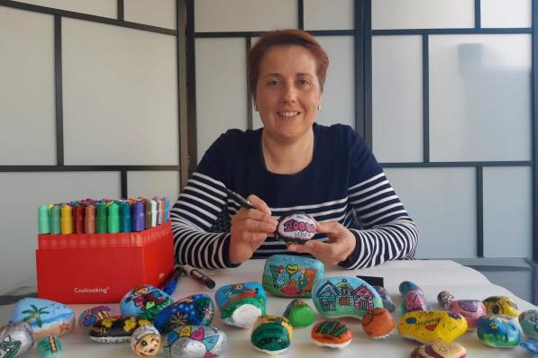 Angélique Dorny: “Je hoeft geen kunstenaar te zijn om de steentjes te beschilderen. Iedereen doet z'n eigen ding.”© AN