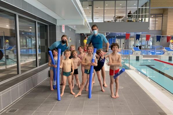De kinderen van sportclub Movement vzw mocht als een van de eersten het water in.© GLO