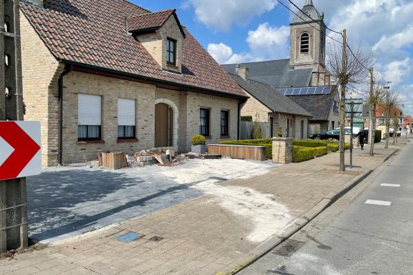 De tuinmuur van Marie-Rose is volledig vernield, maar voorkwam wel dat er zich opnieuw een auto in de gevel van de woning boorde.© Lsi