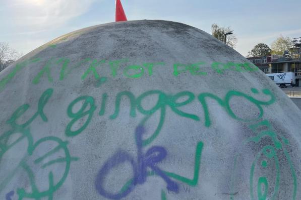 Vooral de buitenkant van de ‘dome’ werd met graffiti beklad.© Lsi