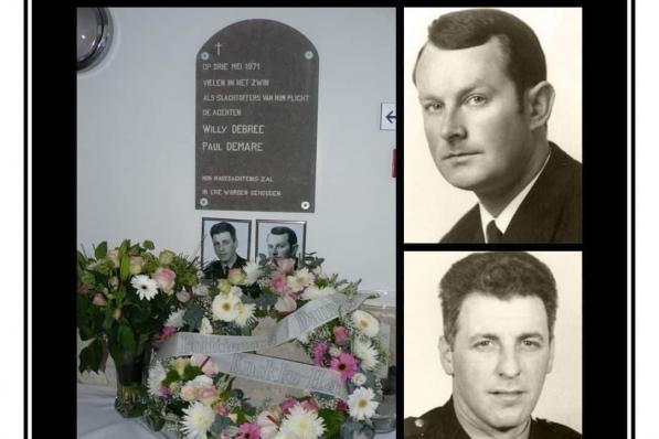 Op de binnenkoer van het voormalige politiebureau in de Stacquetstraat werd een gedenkplaat onthuld voor de overleden politieagenten.© DM