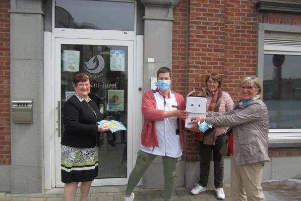 Nicole Braeckevelt, Maaike Vandevoorde en Marianne Carlier van Okra overhandigen de pannenkoeken aan Nathalie Phlips (Curando).© RV