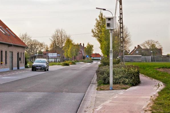 De flitspaal moet vermijden dat bestuurders weer snelheid maken nadat ze de asverschuiving zijn gepasseerd, maar niet iedereen is het eens met de locatie. (foto MV)© MV