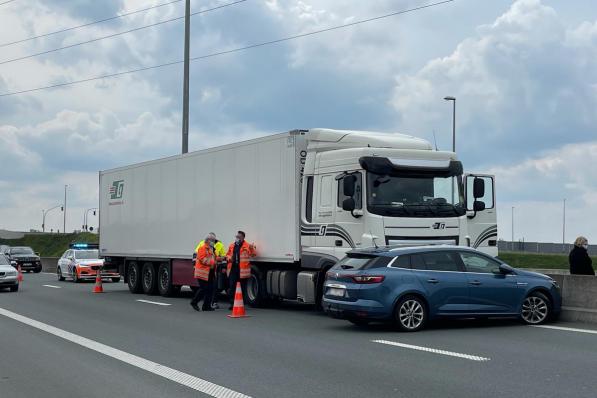 De wagen kwam dwars voor de vrachtwagen op het linker rijvak tot stilstand.© JV