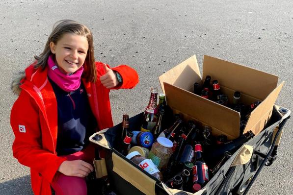 Mouna haalt het glas aan huis op met een bolderkar.© SR