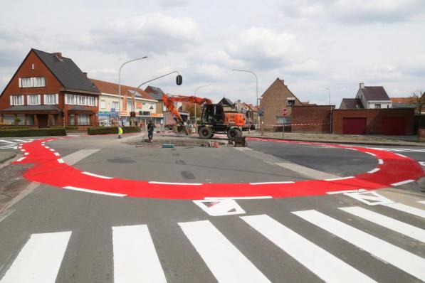 Maandag werd al de signalisatie op het wegdek geschilderd.©Eric Flamand