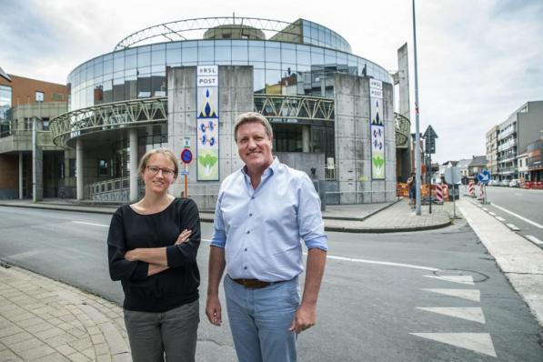 Schepen Bart Wenes en Ellen Coghe voor het gebouw van RSL Op Post. (foto SB)