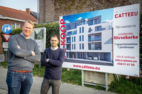 Architect Corneel Schepens en zijn medewerker Thomas Monsy bij het voorbeeld van hoe residentie Nivvekerke er zal uitzien.©JOKE COUVREUR