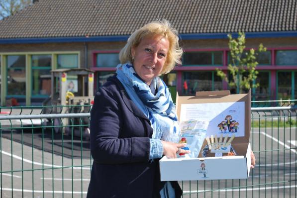Directeur Petra Bernaert toont trots de belevingsbox van haar school.© PDC