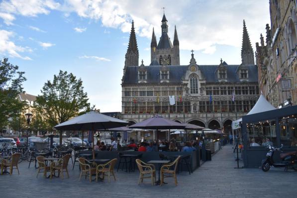 Terrasjes op de Grote Markt van Ieper. (Foto TOGH)