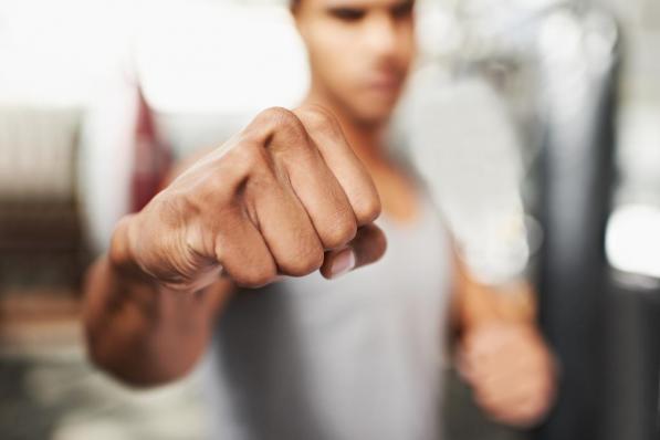 Jesse D. slingerde de man heel wat racistische verwijten naar het hoofd en probeerde hem verschillende keren aan te vallen en met zijn vuisten uit te halen.©PeopleImages Getty Images