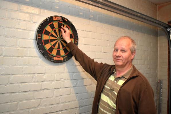 Peter Demey speelt af en toe ook darts in zijn eigen garage. (foto EG)